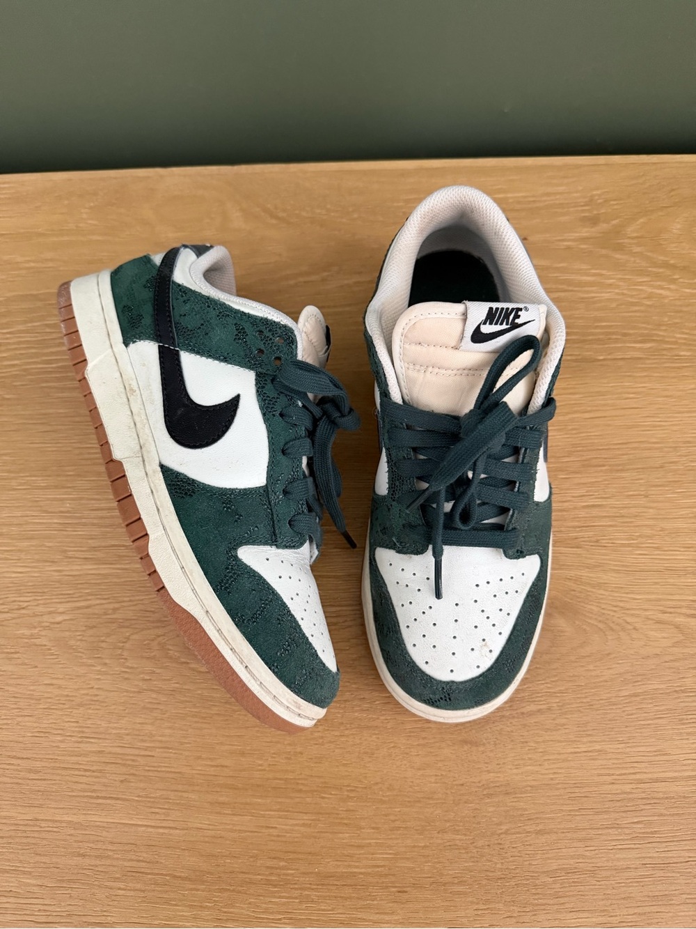 Nike Kids Low-Top Sneakers in Dark Green, White & Black
